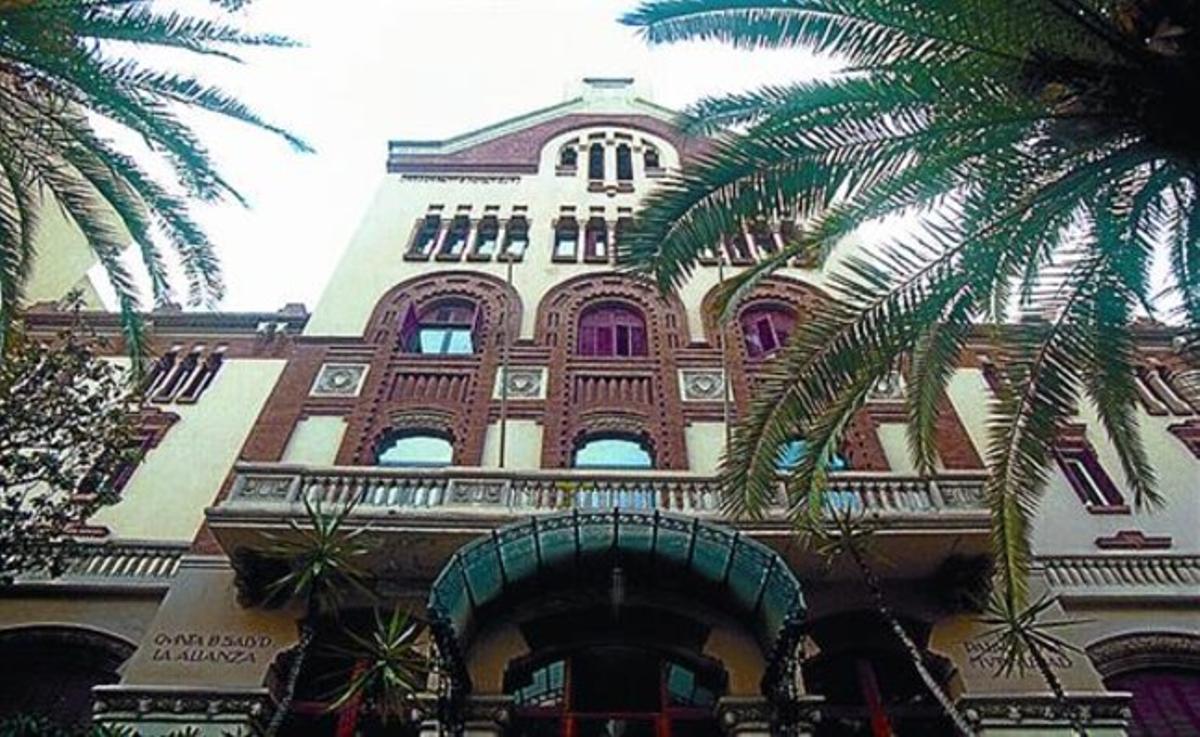 Edifici que acull el Centre Sociosanitari Palau. Edifici que acull el Centre Sociosanitari Palau.