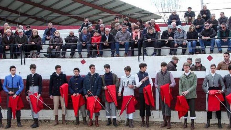 Foto de familia de los 15 aspirantes que torearon esta tarde en San Miguel de la Ribera.