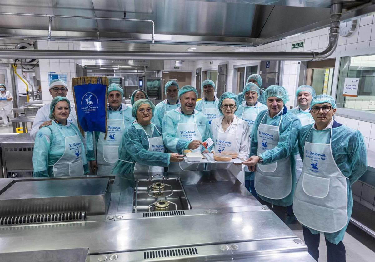 En el centro, sujetando la bandeja, por la izquierda, Charo Suárez, Miguel Ángel de Dios, Esther Suárez y José Luis Álvarez Almeida, ayer, en las cocinas del HUCA, junto a otros miembros de la Cofradía del Desarme.