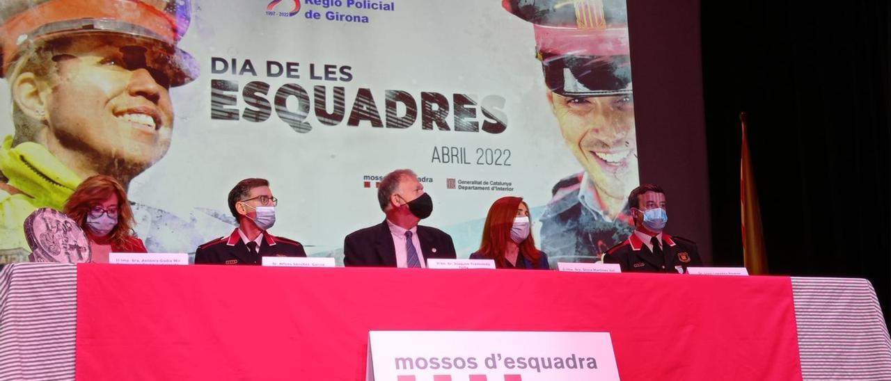 La celebració del Dia de les Esquadres a Lladó ha estat marcada per la commemoració del 25è aniversari dels Mossos