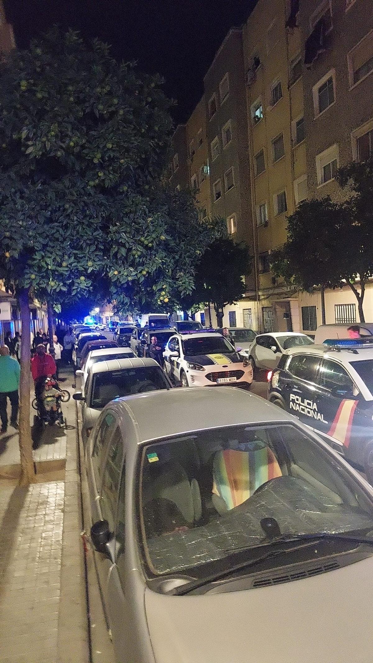 Policía Local y Nacional en la calle donde se produjo el apuñalamiento