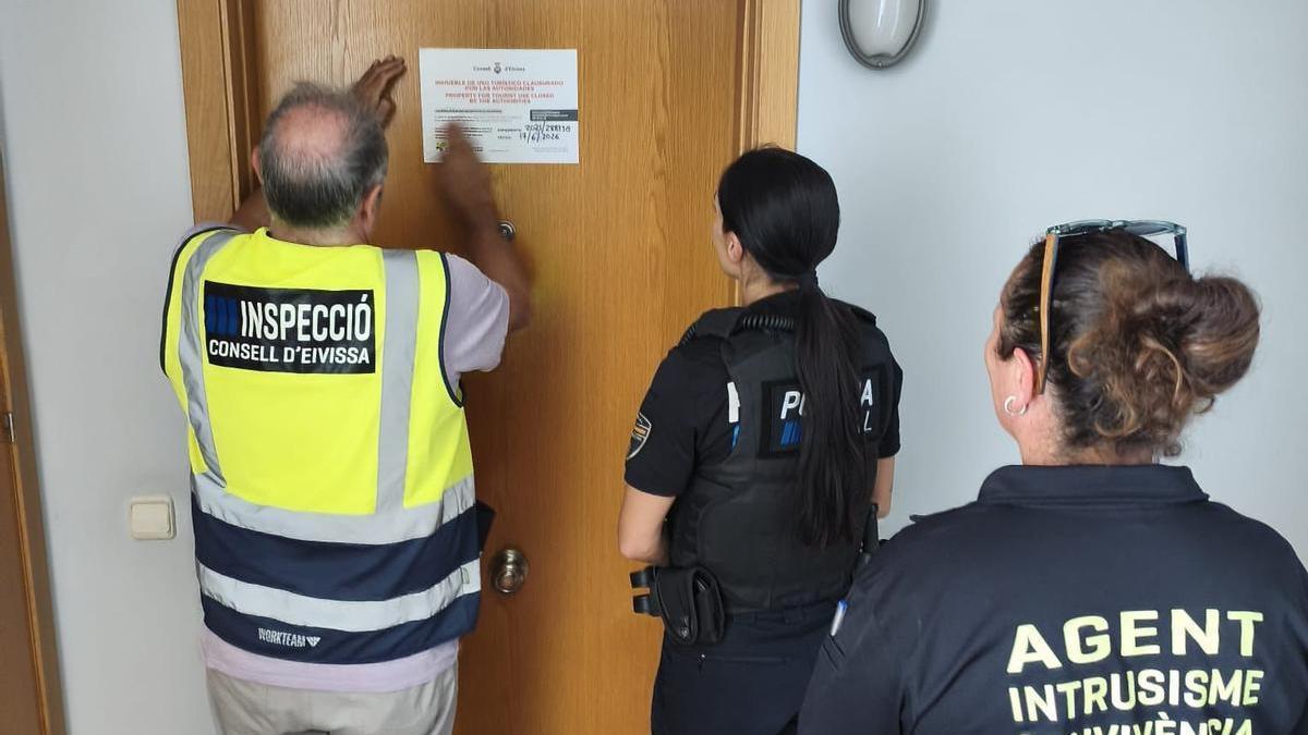 Precintado del piso turístico ilegal en Sant Antoni.