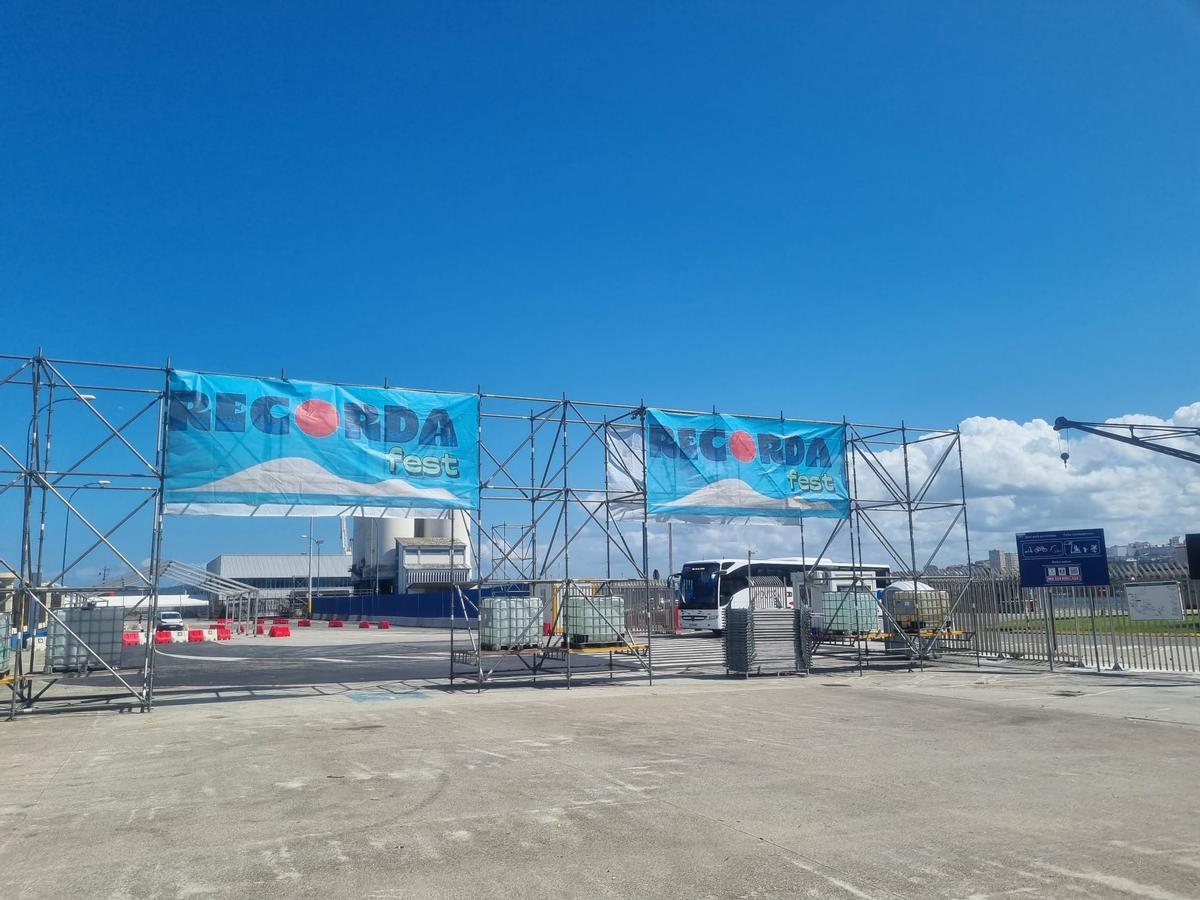 Montaje del escenario del Recorda Fest, que se celebrará los días 4 y 5 de septiembre en el Muelle de Batería.