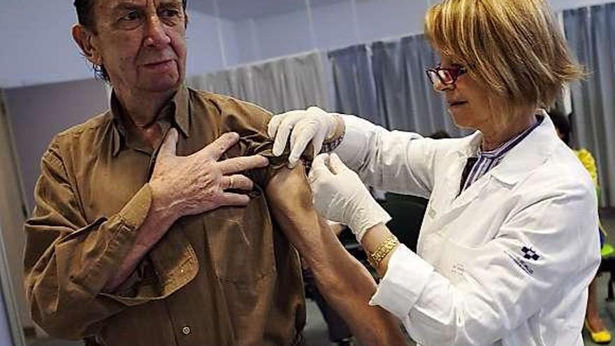 Una enfermera del centro de salud de Vallobín (Oviedo) aplica la vacuna.