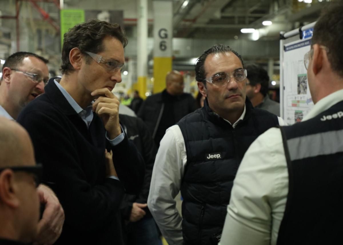 John Elkann junto a Antonio Filosa