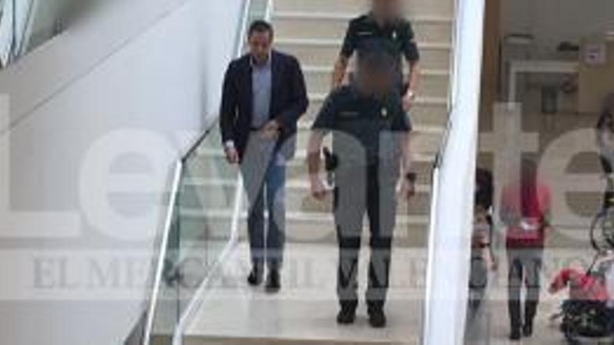 Zaplana, custodiado por la Guardia Civil, tras el tratamiento.