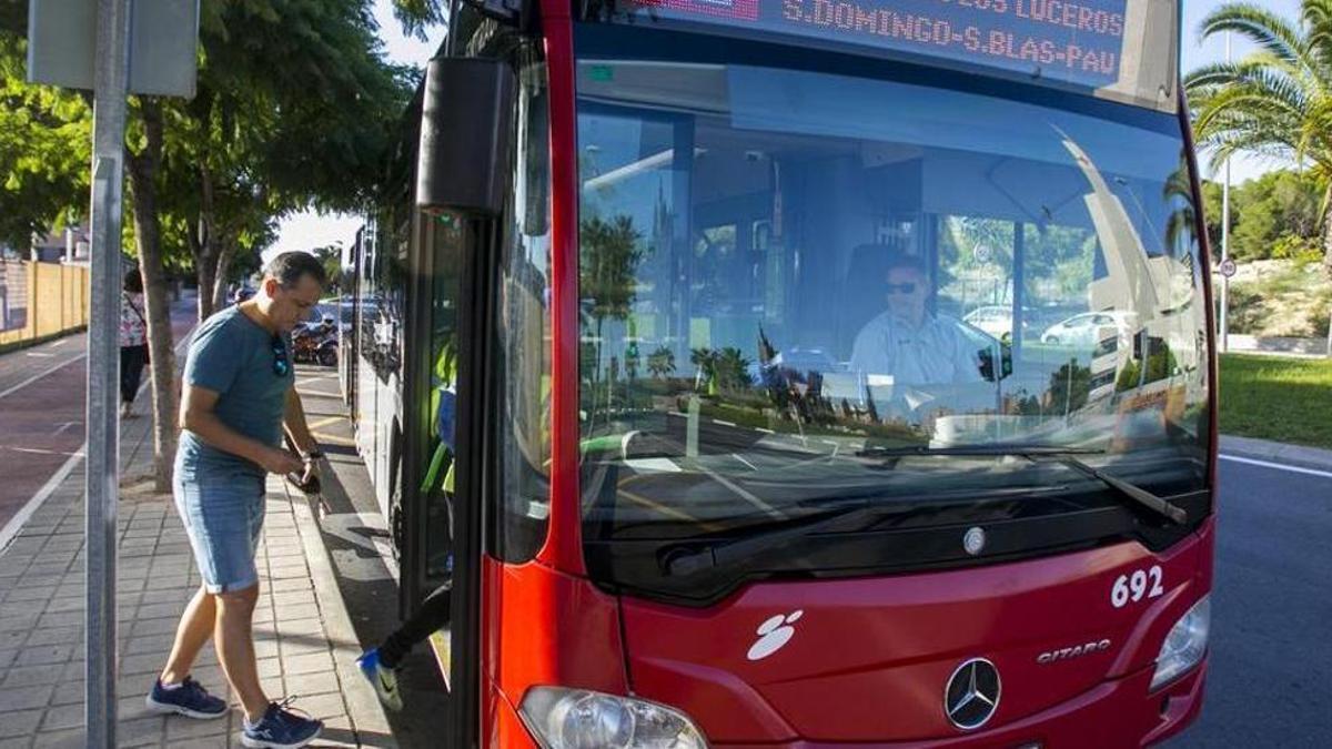 Un autobús de la línea urbana de Alicante