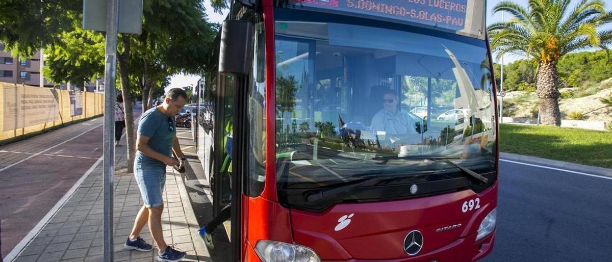 Un autobús de la línea urbana de Alicante