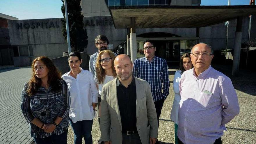 Luis Villares junto con los miembros de la junta de personal del área sanitaria do Salnés. // Iñaki Abella