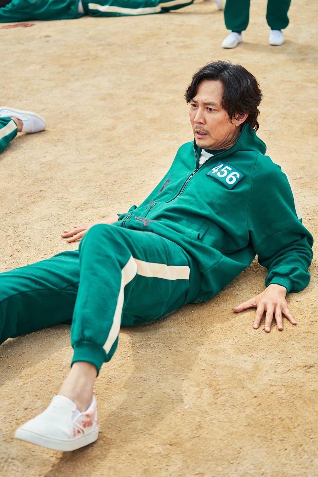 El actor Lee Jung-jae en una secuencia de 'El juego del calamar' con las 'Vans Calamar'.