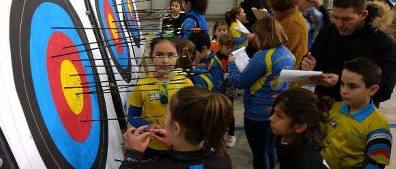 Arriba, la segunda tirada del Arkeros de Corvera. A la derecha, el podium, con representantes del Tesu.