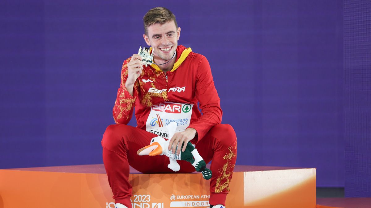 Adrián Ben celebrando su oro en 800 en los Europeos de pista cubierta