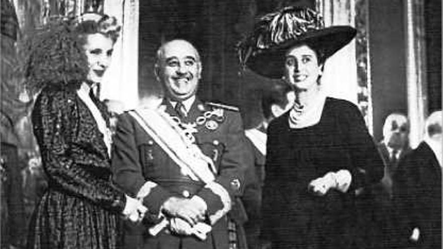 Las dos primeras damas, con Franco.