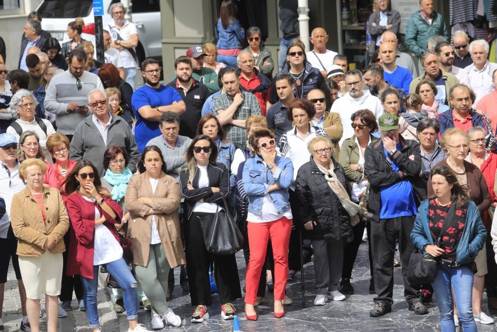 Emotivo minuto de silencio de los vecinos de Cudillero al recordar al joven fallecido David Carragal