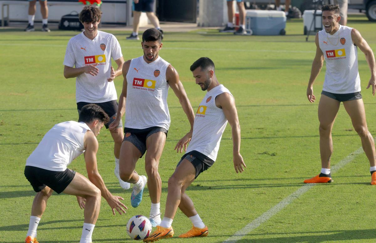 Primer entrenamiento del Valencia abierto a medios de comunicación