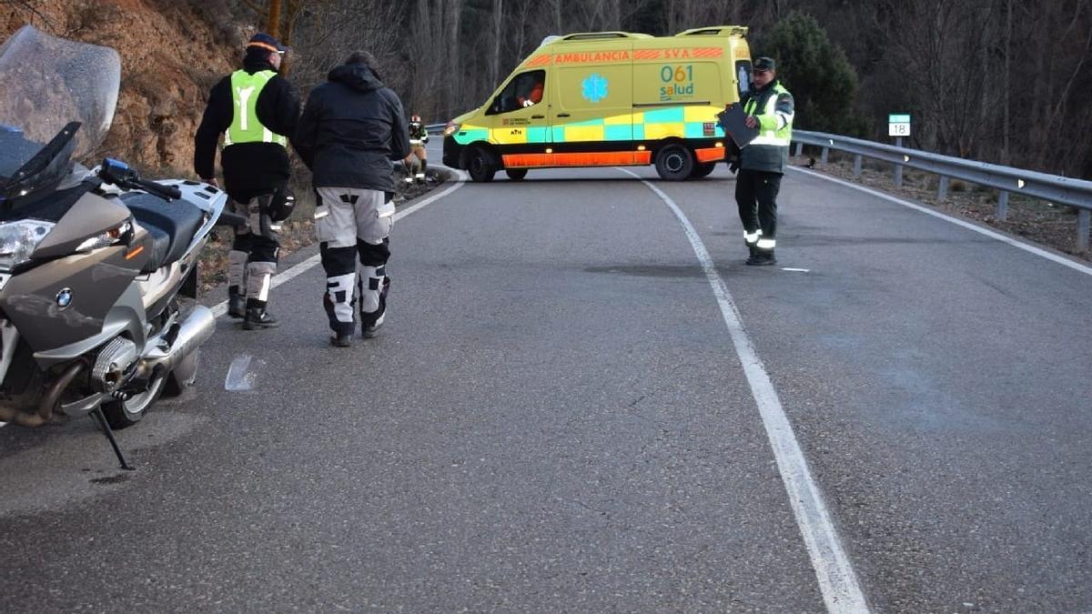 Lugar del doble accidente de dos motocicletas que deja tres heridos, una de ellas de carácter grave, en la A-2515, en la localidad turolense de Monterde de Albarracín.