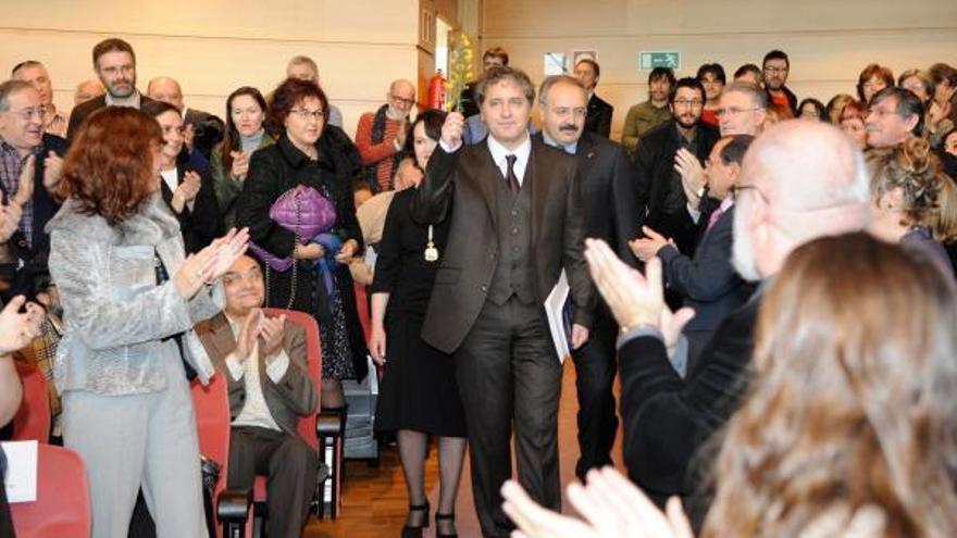 Manuel Rivas recibido entre aplausos a súa entrada no Paraninfo da Universidade da Coruña
