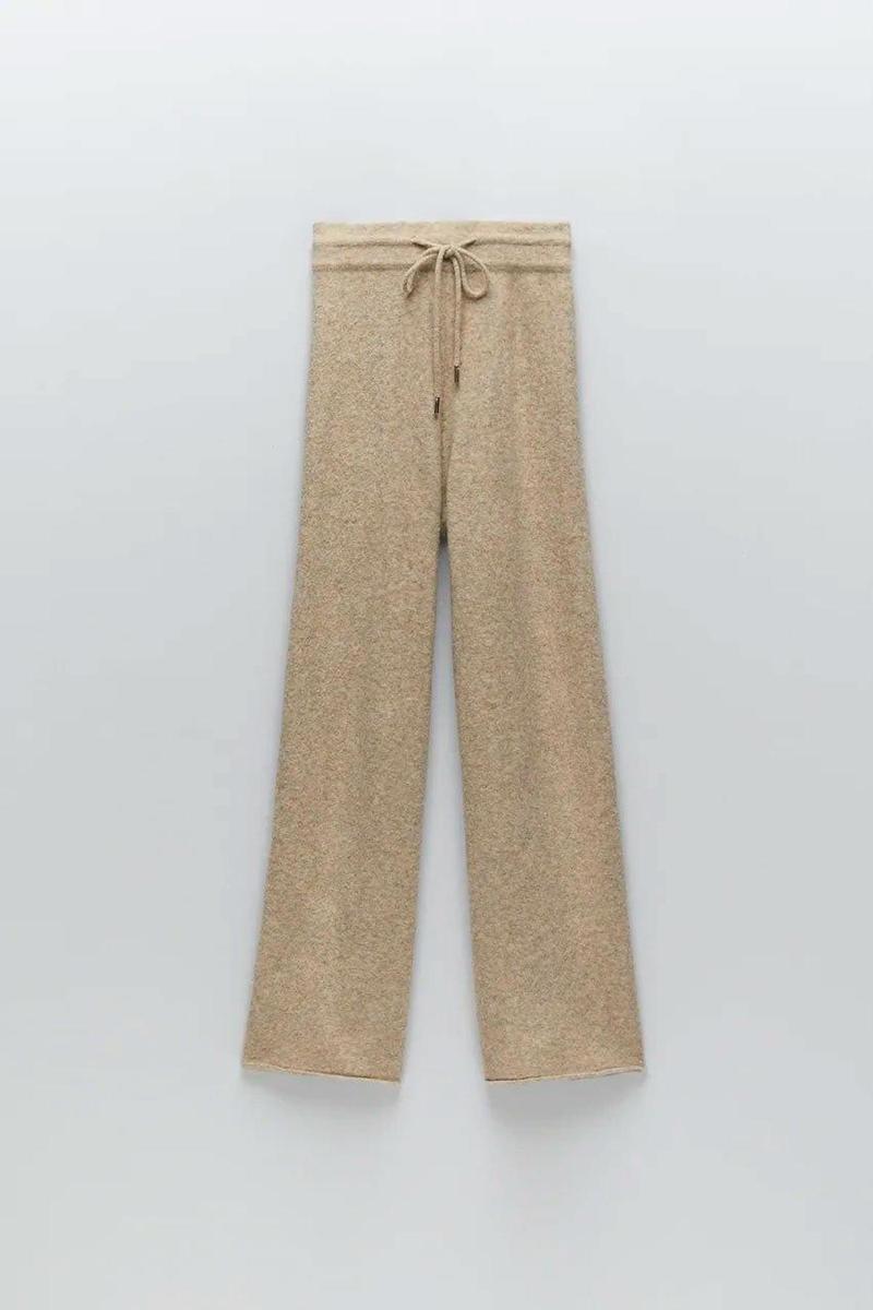 Pantalón ancho de punto de Zara. (Precio: 29,95 euros)