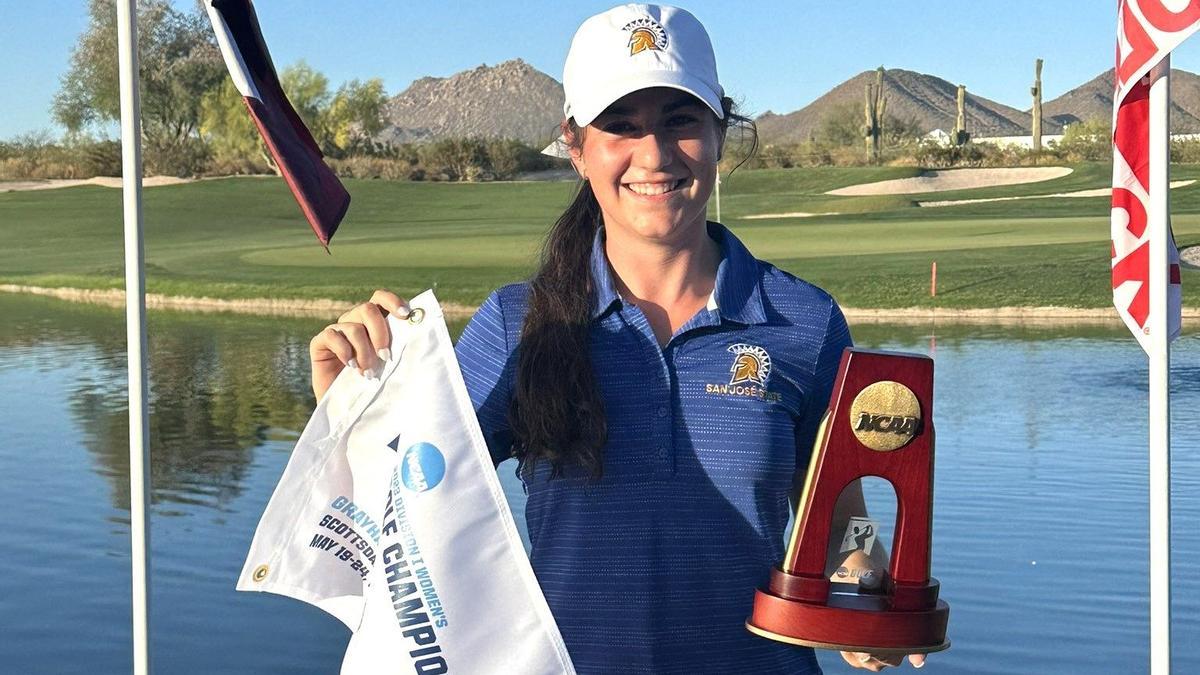 Golf. La mallorqiuna Lucía López, con el trofeo de segunda clasificada del campeonato universitario de EE UU