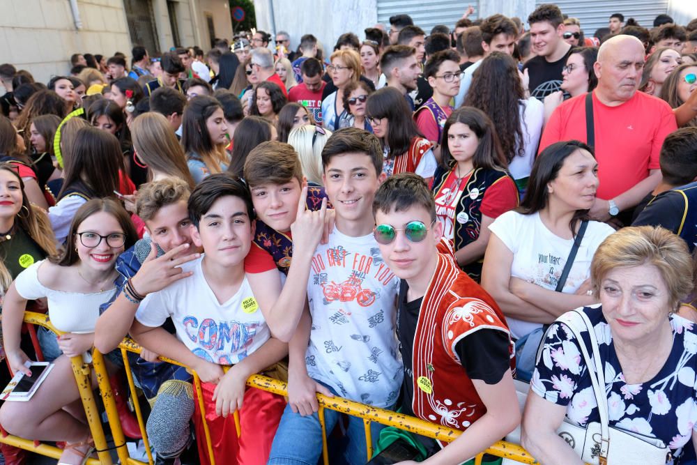 Millones de papelitos sobrevolaron a los miles de eldenses que se apiñaron cerca del castillo de Embajadas para escuchar y cantar el pasodoble Idella, que marca el comienzo de las fiestas