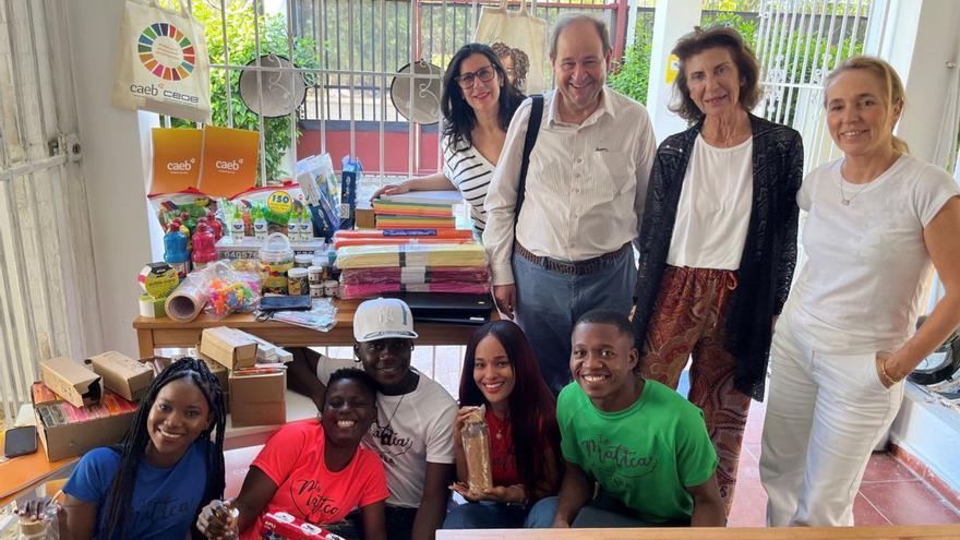 Entrega del material escolar en el centro La Matica, que atiende a diario a 90 niños.