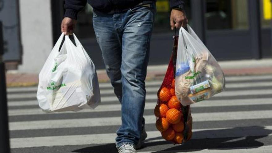 Aplazan un año la prohibición de las bolsas de plástico de un solo uso en comercios