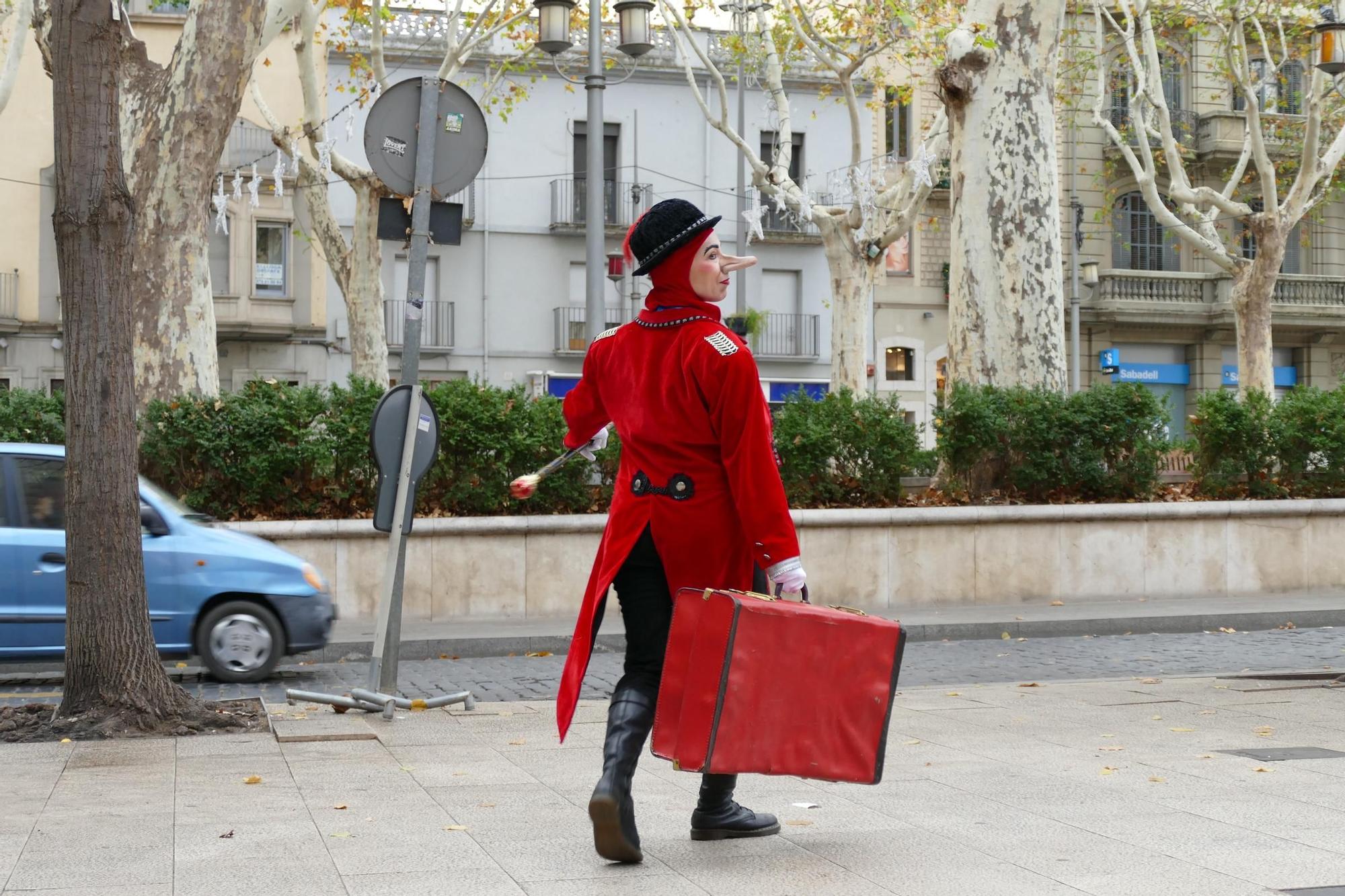 La Dona dels Nassos passeja pel centre de Figueres