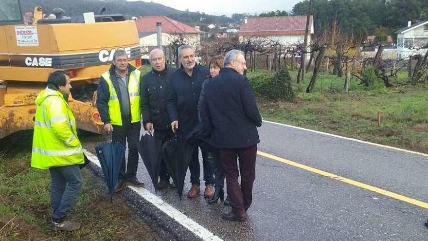 Jesús María Fernández, Cores Tourís y José Luis Díez supervisan las obras en la carretera PO-353 de O Rosal. // FdV