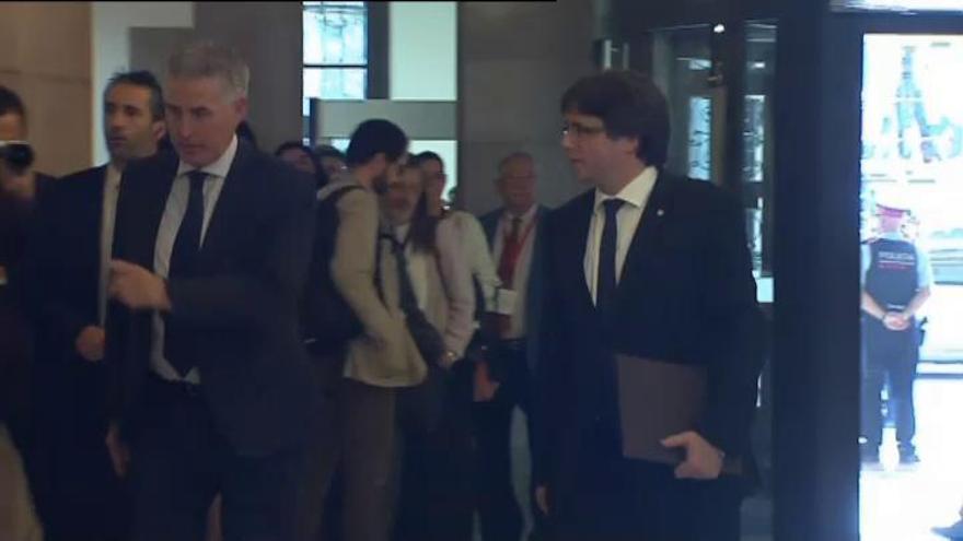 Puigdemont llega al Parlament, donde podría declarar la independencia de Cataluña