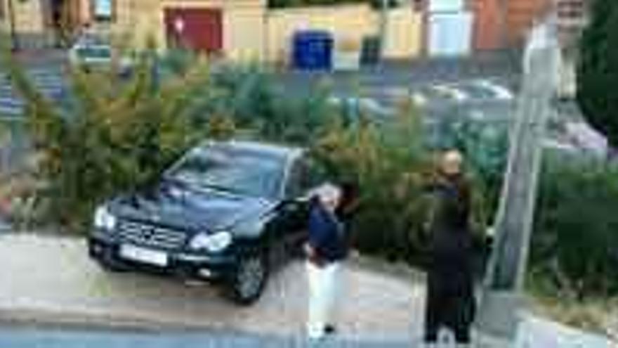 Estado en que quedó el coche al atascarse en la cuesta de acceso al aparcamiento del Parador.