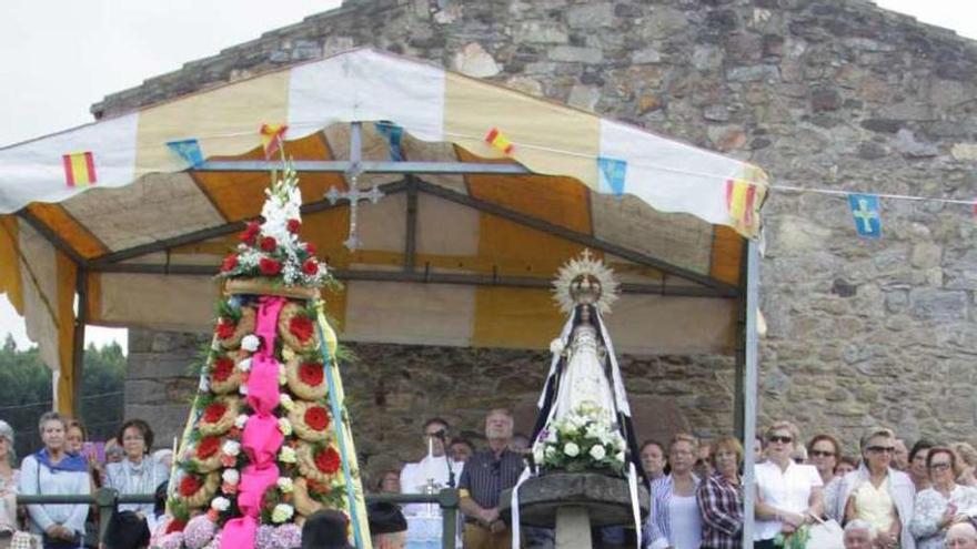 Arriba, Josefina, Beni, Marisa y Hortensia González, en Trasona, camino de Guimarán. Debajo, Jesús Isidro, Rosa María Mata, Marta Suárez y el pequeño Javier Isidro, de 7 años. Sobre estas líneas, María Dolores Castillo y Pablo Cuendias en patinete, a pocos metros de la capilla.