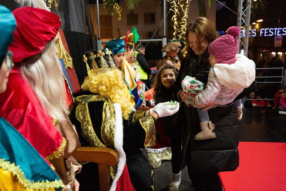 Los Reyes Magos, escoltados por pajes reales y bailarinas, reparten entre el público 800 kilos de caramelos y gominolas