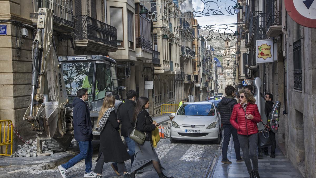 Confusiones en la calle San Nicolás de Alcoy por las obras de adoquinado.