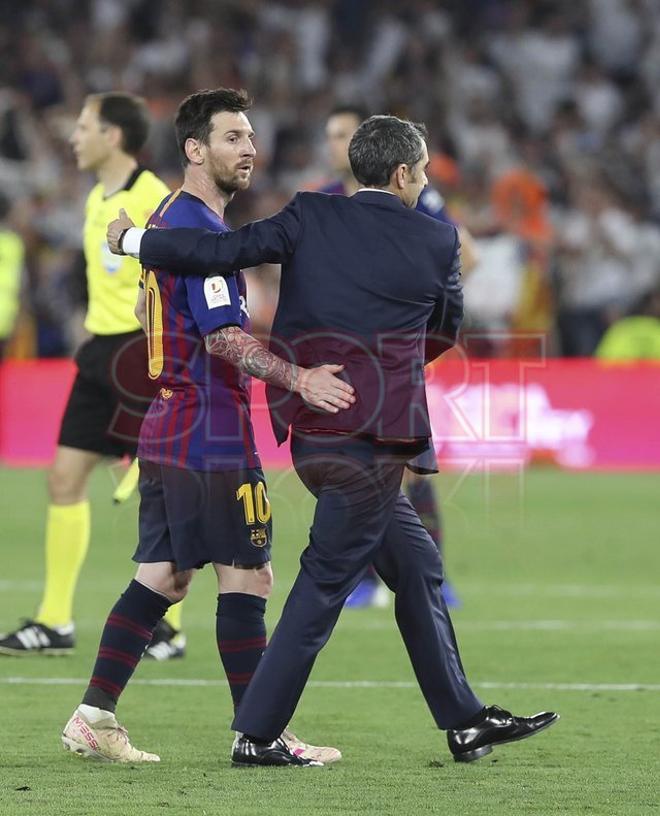 Imágenes de la decepción de los jugadores del FC Barcelona tras perder la Final de Copa del Rey ante el Valencia en el estadio Benito Villamarín, Sevilla.