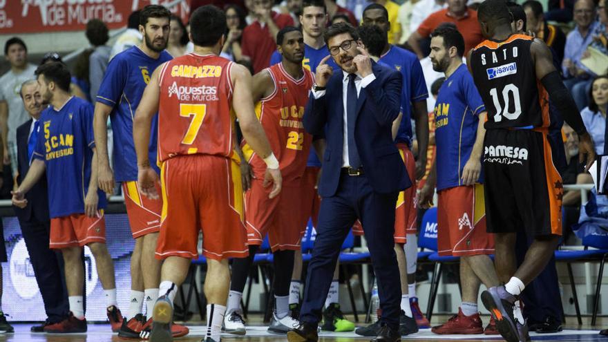 Katsikaris dando instrucciones a Campazzo durante un encuentro