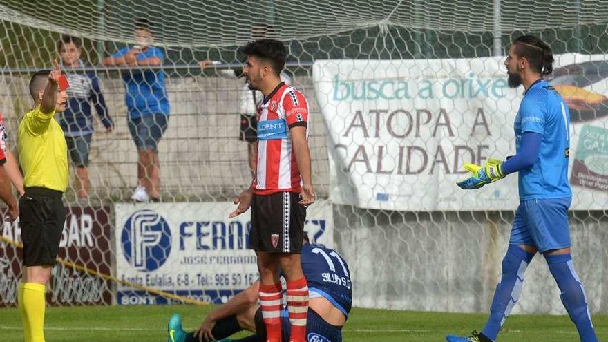 Carlos Besada ve la roja directa tras derribar en el área a João Paulo siendo el último hombre. // Noé Parga