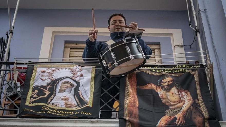 Una de las imágenes que se vieron en los balcones de ciudades españolas en la Semana Santa de 2020.