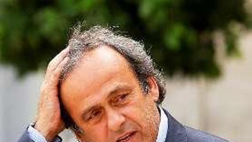 Platini culmina su descenso a los infiernos