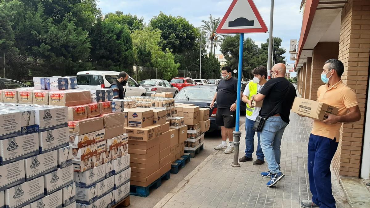 Palés con alimentos en San Blas preparados para su traslado a la Zona Norte en la furgoneta de Alicante Gastronómica