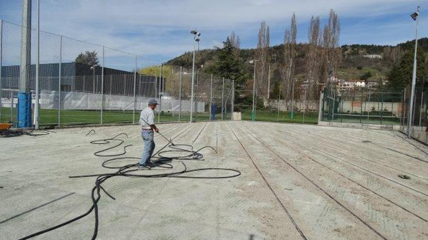 Operaris treballant aquesta setmana en les pistes de tennis.