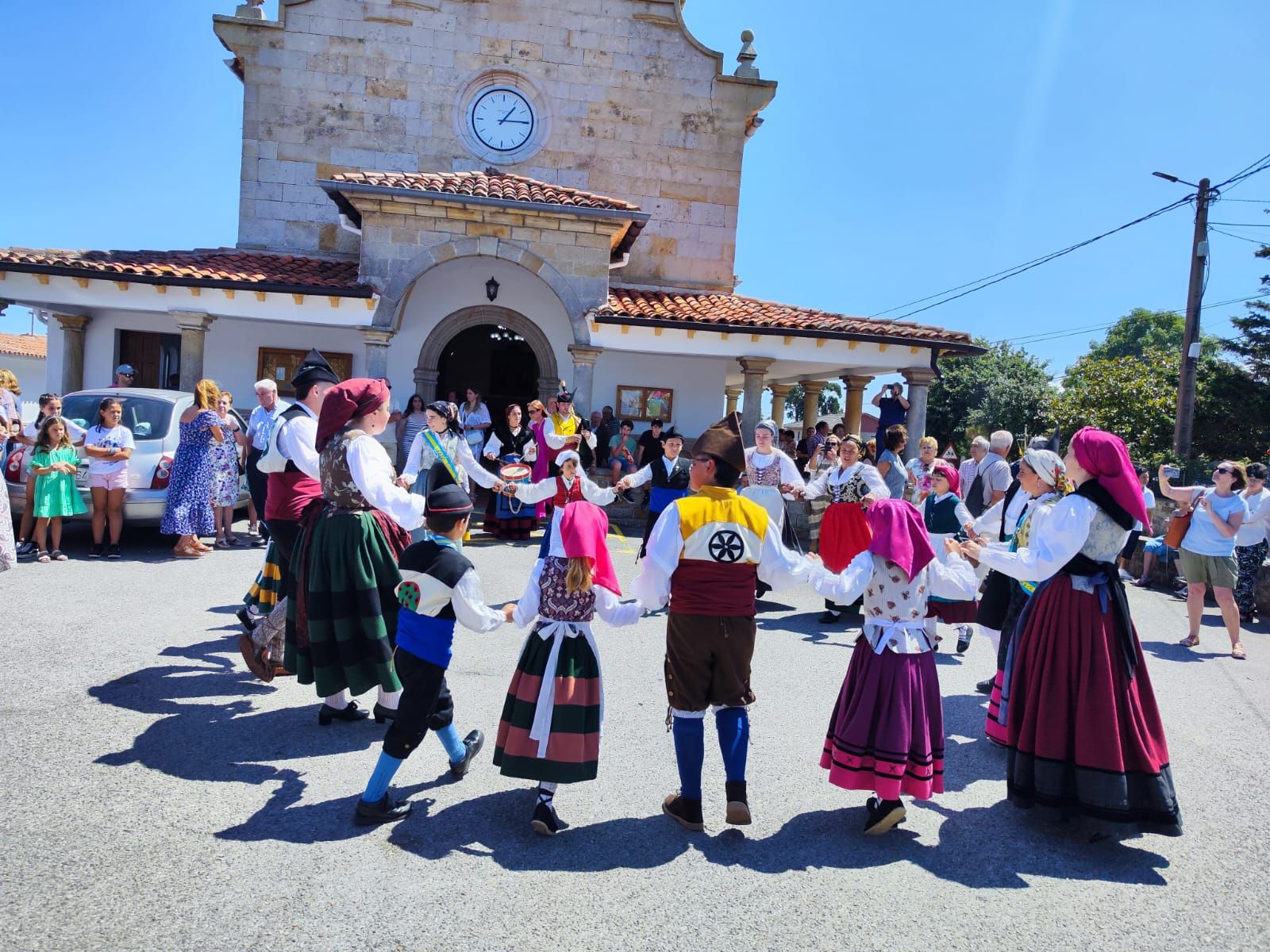 Quintes inicia con procesión y folclore unas fiestas de Santa Ana que se prevén multitudinarias