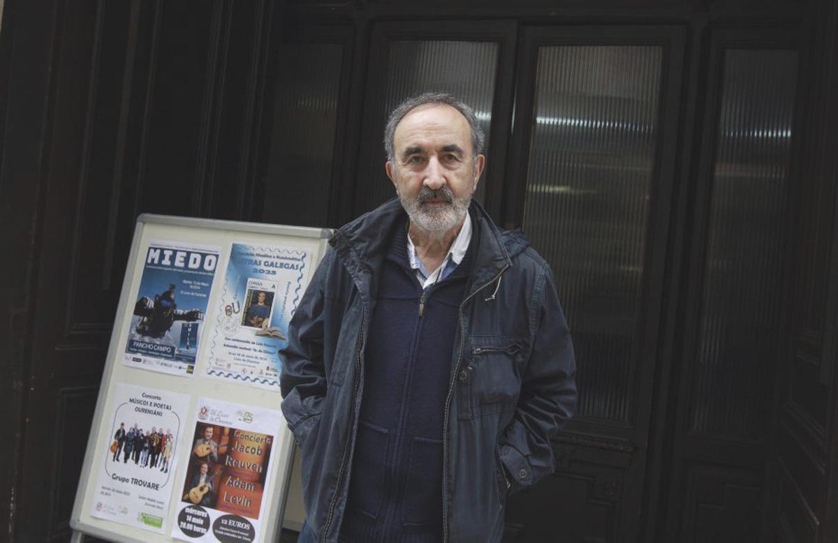 Xabier Casares a las puertas del Liceo. | IÑAKI OSORIO