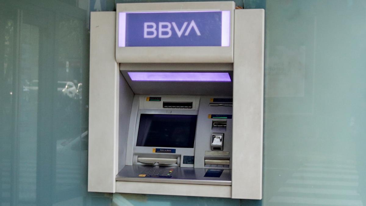 Archivo - Un cajero del Banco BBVA