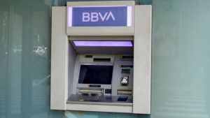 Archivo - Un cajero del Banco BBVA