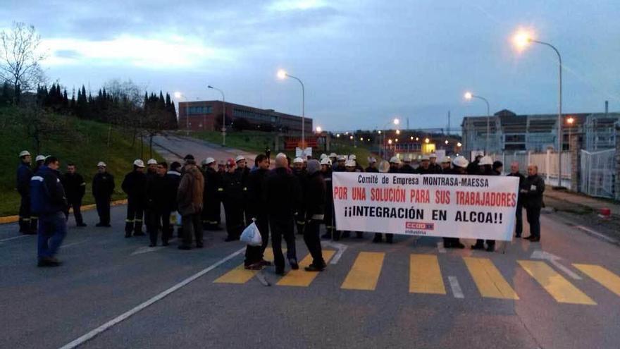 Los afectados por la renuncia de Montrasa a renovar su contrato con Alcoa, concentrados ayer en el interior de la fábrica.