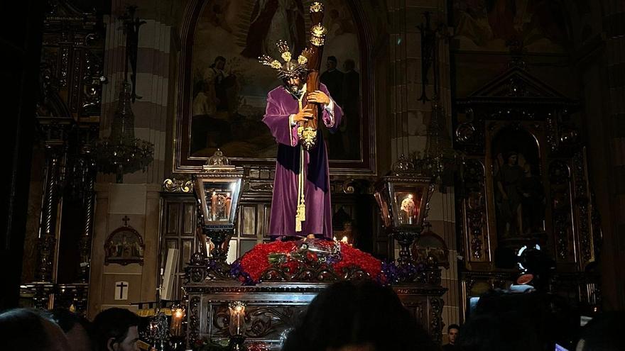 Rezo del Vía Crucis de la hermandad del Gran Poder en la Purificación.