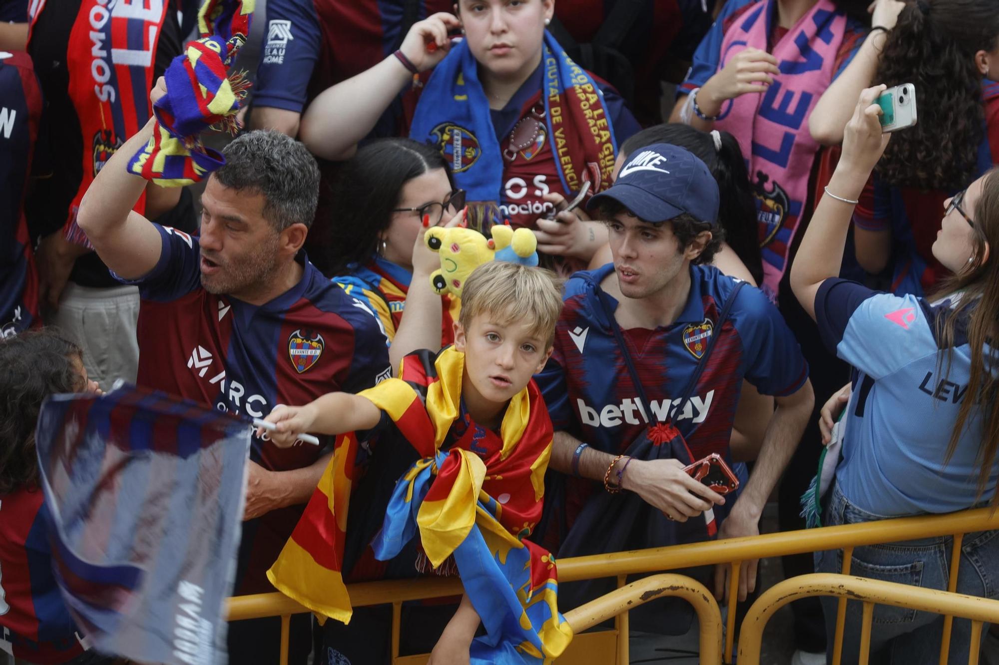 Todas las fotos de la rúa del Levante UD por su ascenso a Primera División