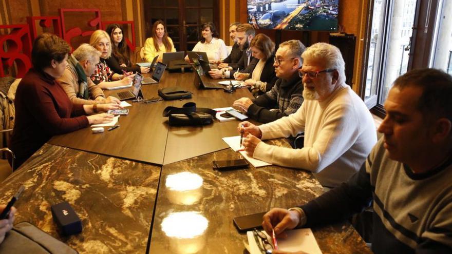 Participantes en una de las reuniones negociadoras del nuevo pacto de concertación social en la Casa Paquet.