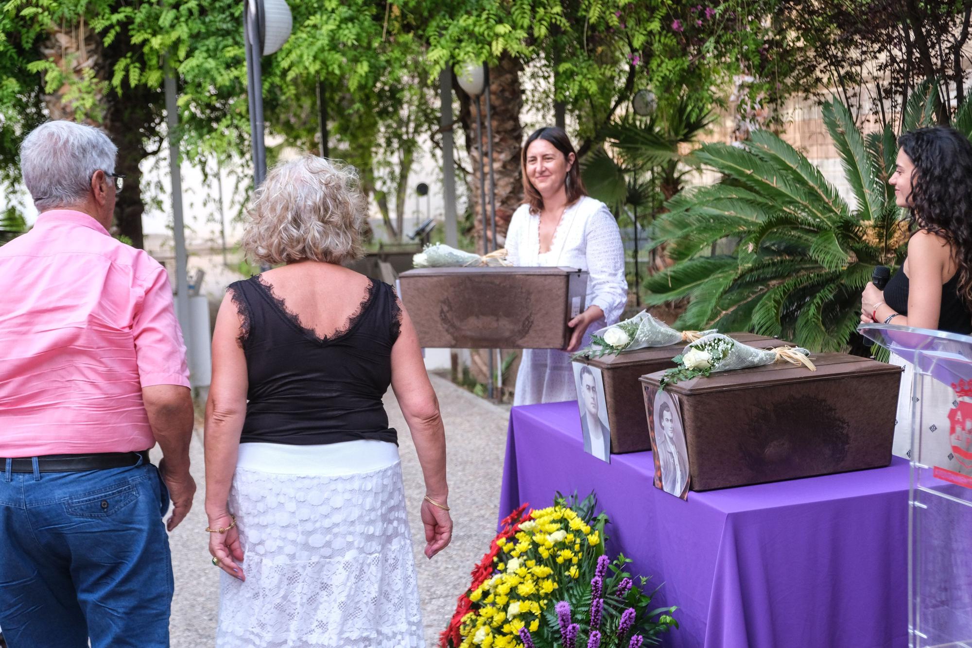 Así ha sido el emotivo acto de entrega de los restos exhumados de fusilados del franquismo a sus familiares en Aspe