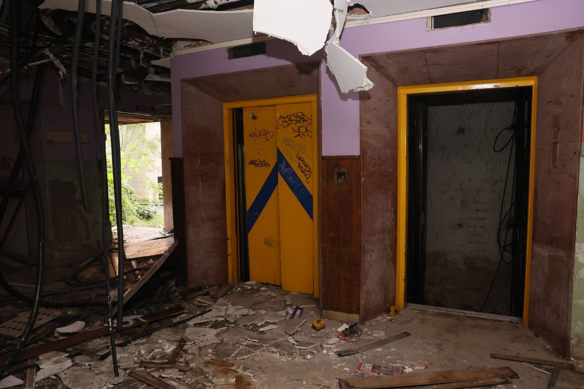 Viejo HUCA. Recorrido por cómo está el viejo hospital.